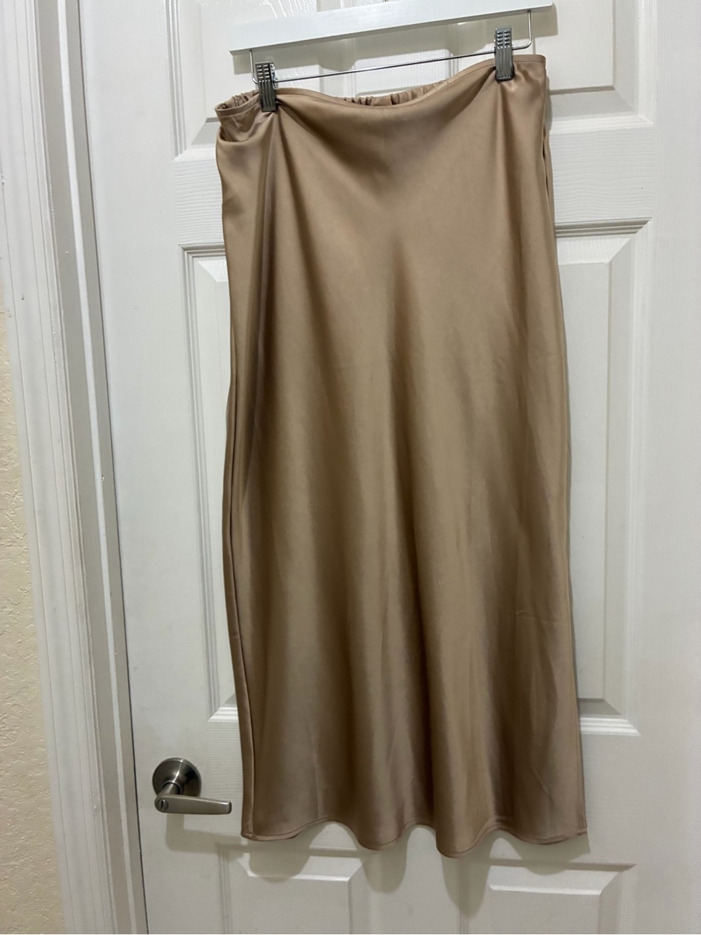Old Navy Satin Bias Midi Skirt in Champagne size L